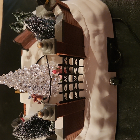 Village Lemax kids skating around the tree at Ice Pond - Picture 7 of 8